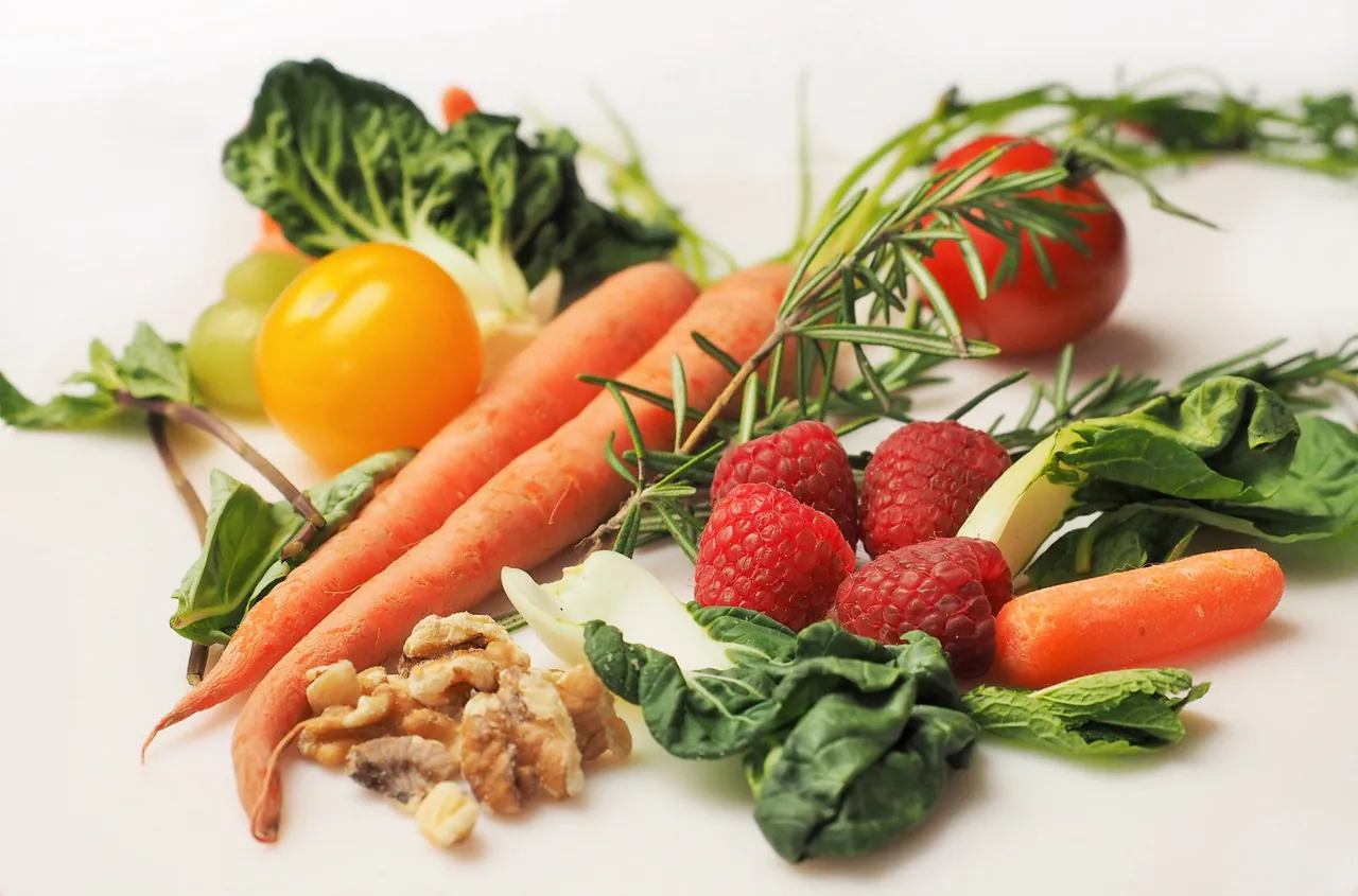 Frische Lebensmittel: Karotten, Grünkohl, Walnüsse und Tomaten